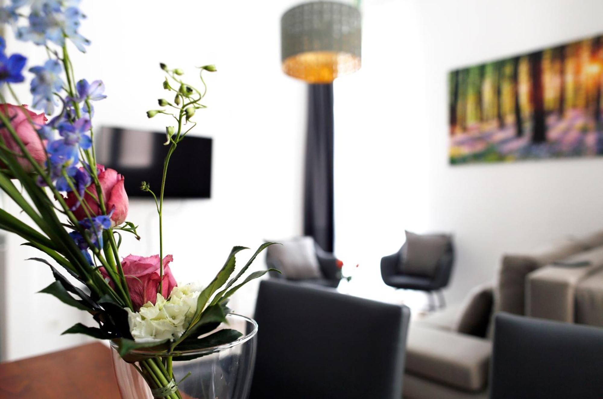 Nieb By Rockchair Apartments L Superhost Status L 3 Bedrooms Boxspringbeds 3 Bathrooms In Center "Kurfuerstendamm" - Cozy Family & Business Flair Welcomes You! Berlin Exteriör bild